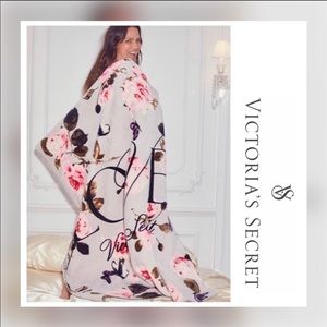 Victoria Secret Cozy Sherpa Blanket Love/Floral